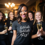 Bibbidi Bobbidi Sprit Funny Magic Women's Black T Shirt<br><div class="desc">Tröskelskjorta för kvinnor har en rolig typografisk design med "Bibbidi Bobbidi Sprit!" i ett modernt,  vitt skript som skriver med magiskt trollspö och stjärnaccent. Svart T-skjorta kan ändras till vilken annan mörk som helst färg/stil med levande utskrift.</div>