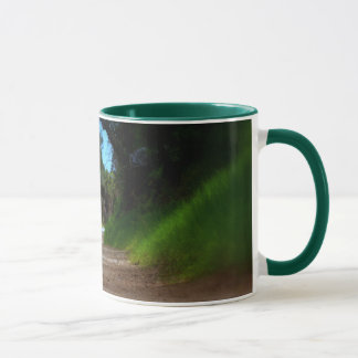 Bibeln i en räcker och kaffe i annan mugg