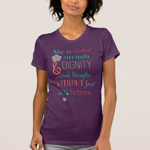 Bibeln Proverbs31:25, bekläs hon i styrka Tee Shirt