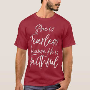 Bibeln Verse Quote Hon är orädd eftersom han är T Shirt