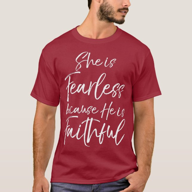 Bibeln Verse Quote Hon är orädd eftersom han är T Shirt (Framsida)