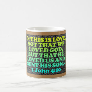 Bibelverse från 1 John 4:10. Kaffemugg
