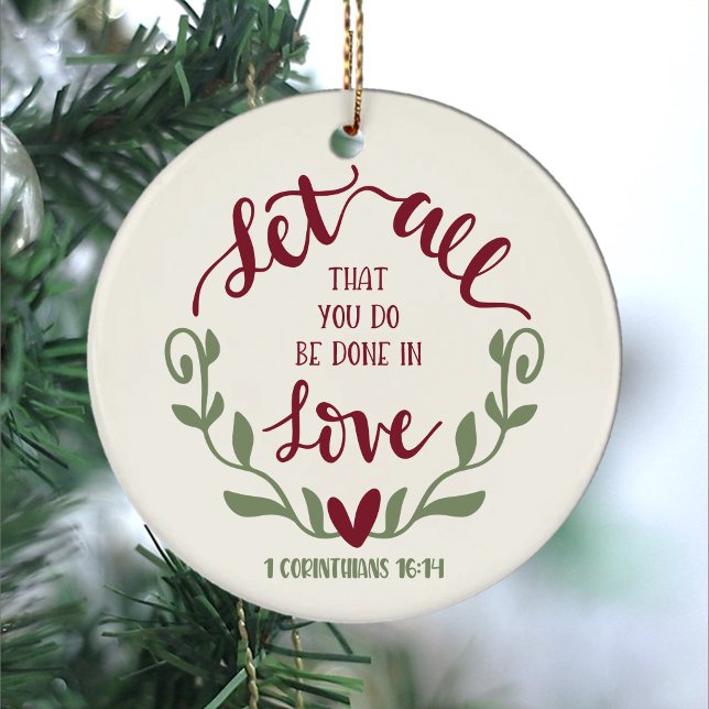 Bibelverse låter allt du gör 1 korinthians julgransprydnad keramik (Let all that you do be done in love christian bible verse 1 corinthians 16:19 red green typography)