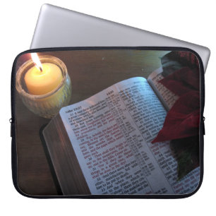 Bible, Candle och Poinsetta Laptop sleeve