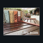 Bibliotek-bänk i Sofia, Bulgarien Vykort<br><div class="desc">En originalbänk i staden Sofia,  huvudstad i Bulgarien,  i öster Europa. Denna bänk tillverkas som bibliotek,  med falska trätitlar på bokar med cyrilliska titlar.</div>