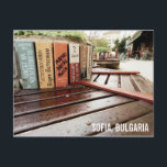 Bibliotek-bänk i Sofia, Bulgarien Vykort<br><div class="desc">En originalbänk i staden Sofia,  huvudstad i Bulgarien,  i öster Europa. Denna bänk tillverkas som bibliotek,  med falska trätitlar på bokar med cyrilliska titlar.</div>