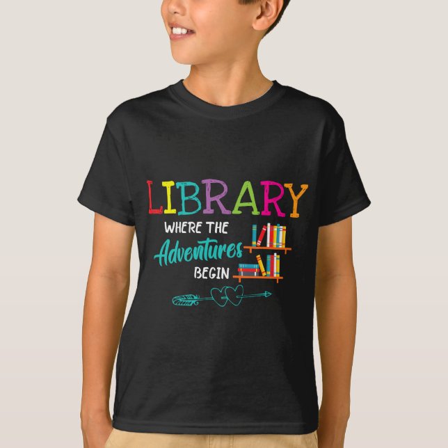 Bibliotek Bokar där Äventyr börjar - bibliotekarie T Shirt (Framsida)