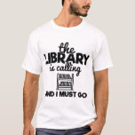 Bibliotek ringer och jag måste gå och läsa bokords t shirt<br><div class="desc">En konstig bokmask som säger manar-shirt som lyder: "bibliotek ringer och jag måste gå." Gör en underbar gåva till läsning och bok älskare.</div>