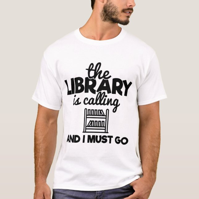 Bibliotek ringer och jag måste gå och läsa bokords t shirt (Framsida)