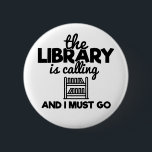 Bibliotek ringer och jag måste gå på bokmaskar knapp<br><div class="desc">En konstig bokmask som säger runt knapp som lyder: "bibliotek ringer och jag måste gå." Gör en underbar gåva till läsning och bok älskare.</div>