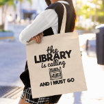 Bibliotek ringer och jag måste läsa Bokar Tygkasse<br><div class="desc">En konstig bokmask som säger till väskan som lyder: "bibliotek ringer och jag måste gå." Gör en underbar gåva till läsning och bok älskare.</div>