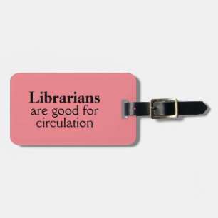 Bibliotekarien hänger lös vits för cirkulation för bagagebricka