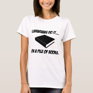 Bibliotekarier Gör Det... På En Hög Med Böcker T Shirt