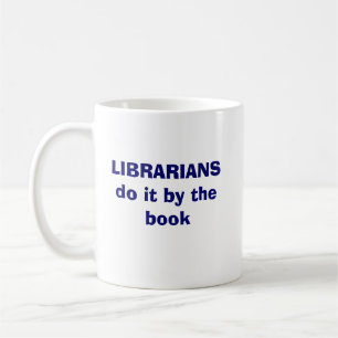 Bibliotekarier gör det vid boken kaffemugg