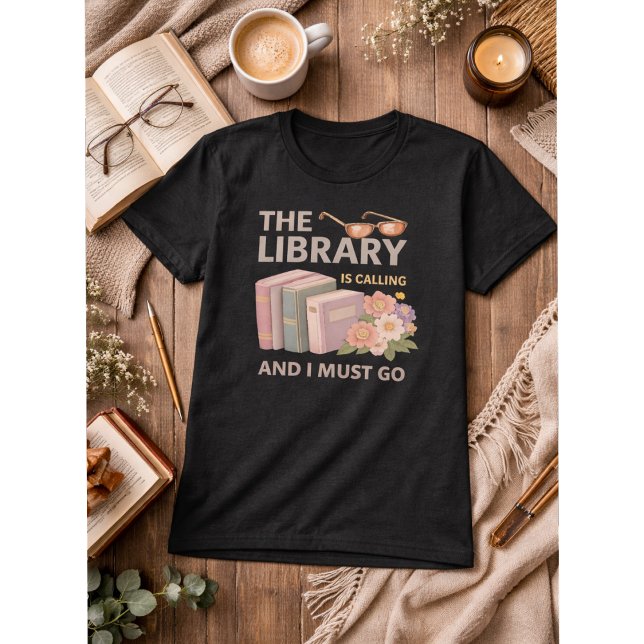 BIBLIOTEKET ROPAR OCH JAG MÅSTE GÅ  T SHIRT (Skapare uppladdad)