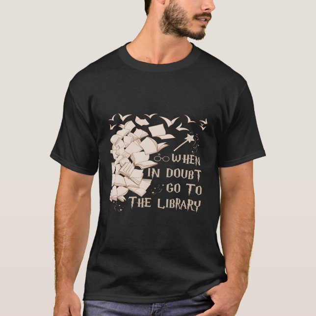 Biblioteksläsare går i tveksamhet till Bibliotek T Shirt (Framsida)
