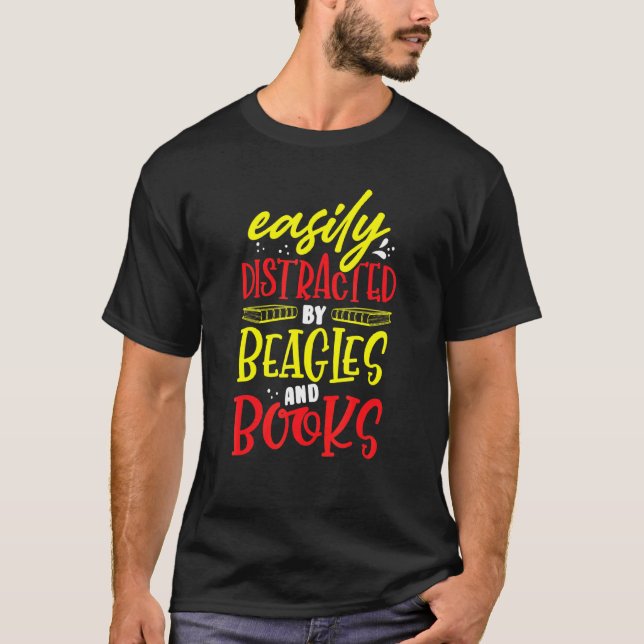 Bibrarian Bookworm har lätt distraherats av Beagle T Shirt (Framsida)