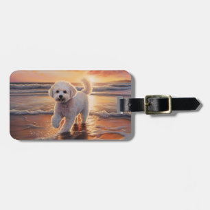 Bichon Frise-hund på strand vid solnedgång Bagagebricka