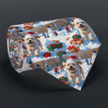 Bichon Frise jul-scenen i Snö Slips<br><div class="desc">En helgdag med hjärtslitande hund i snö,  som bär en julhatt och omges av färgfulla presentlådor. I bakgrunden bygger barn snögubbe bredvid ett Julgran som är täckt av snö och skapar en glatt vinter under. Perfekt för att sprida helgdag och fånga julens magi.</div>