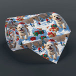 Bichon Frise jul-scenen i Snö Slips<br><div class="desc">En helgdag med hjärtslitande hund i snö,  som bär en julhatt och omges av färgfulla presentlådor. I bakgrunden bygger barn snögubbe bredvid ett Julgran som är täckt av snö och skapar en glatt vinter under. Perfekt för att sprida helgdag och fånga julens magi.</div>