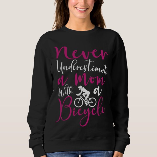 Bicycle Cyclist Mom Never Underestimate a mom with T Shirt (Framsida)
