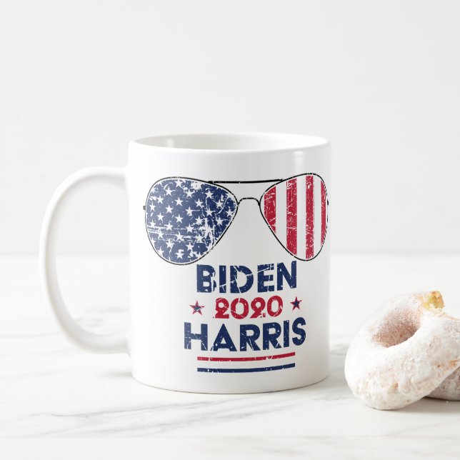 Biden Harris 2020 Aviator Sunglass American Flagga Kaffemugg (Med munk)