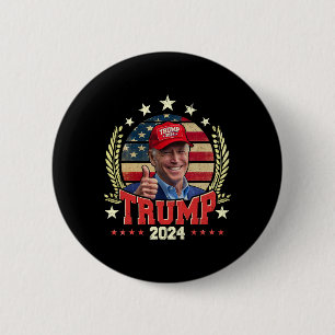 Biden iförd Trumps röda hatt T-shirt Roligt Trump Knapp