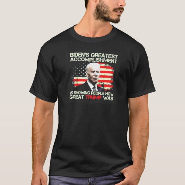 BIDEN:S UNDERBARARE FÖLJD T SHIRT (Framsida)