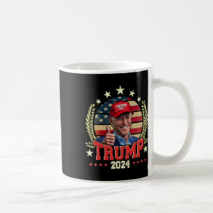 Biden Wearing Trump Red Hat Shirt Funny Trump 2024 Kaffemugg