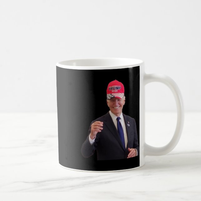 Biden Wears A Trump 2024 Hat Kaffemugg (Höger)