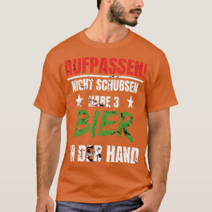 Bier in Der Hand Aufpassen Nicht Schubsen Lustig T Shirt