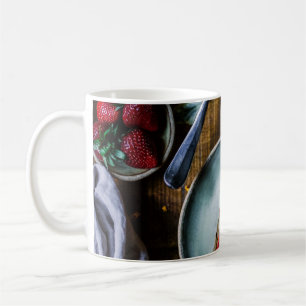 BIET AV CAKE PÅ RUND GRÅTT CERAMIC PLATE KAFFEMUGG