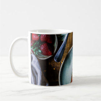 BIET AV CAKE PÅ RUND GRÅTT CERAMIC PLATE KAFFEMUGG