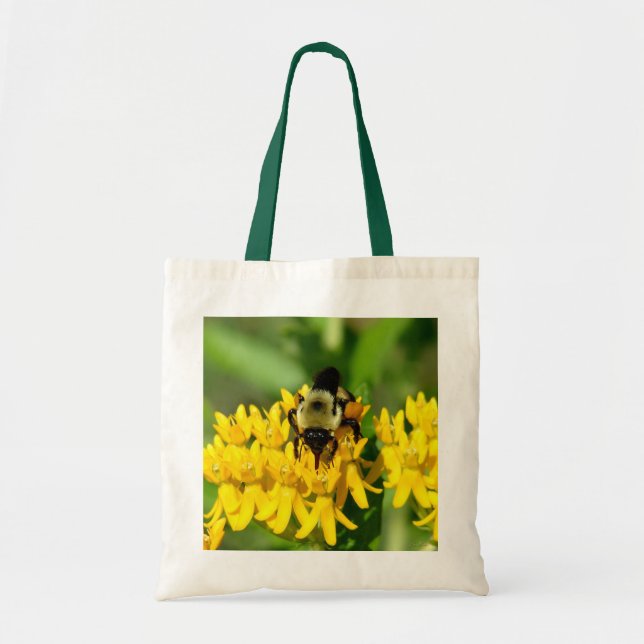 Biet festar på fjärilsväxt vilda blommor tygkasse (Framsidan)