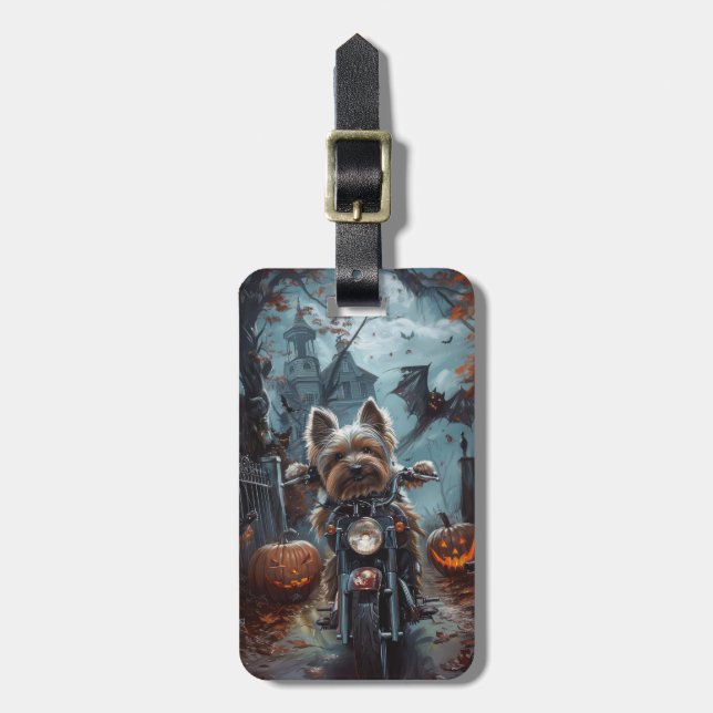 Biewer Terrier Riding Motorcykel Halloween Scary Bagagebricka (Vertikal Framsida)