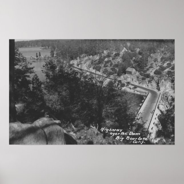 Big Bear Sjö, CA Highway ovanför dammen Poster (Framsidan)