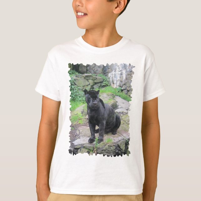 Big Black Jaguar Cat på Sitta på Sten T-shirt (Framsida)