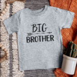 Big Brother | Matchande familj i Syskon T Shirt<br><div class="desc">Anpassningsbar tryckte klädesgrafik med "Big Brother"-personlig i trendigets moderna typsnitt med en babhopil. Perfekt för ett gravid-meddelande eller en gåva till äldre syskon när nyfödd bebis kommer! Använda designen verktyg om du vill redigera färg eller lägga till egen text och egna foton för att skapa en av anpassningsbarnas t-shirt-design. Välj...</div>