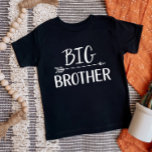 Big Brother | Matchande familj i Syskon T Shirt<br><div class="desc">Anpassningsbar tryckte klädesgrafik med "Big Brother"-personlig i trendigets moderna typsnitt med en babhopil. Perfekt för ett gravid-meddelande eller en gåva till äldre syskon när nyfödd bebis kommer! Använda designen verktyg om du vill redigera färg eller lägga till egen text och egna foton för att skapa en av anpassningsbarnas t-shirt-design. Välj...</div>