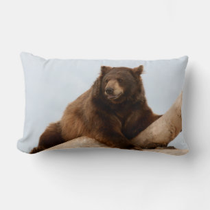 Big Brown Bear på en logg Lumbarkudde