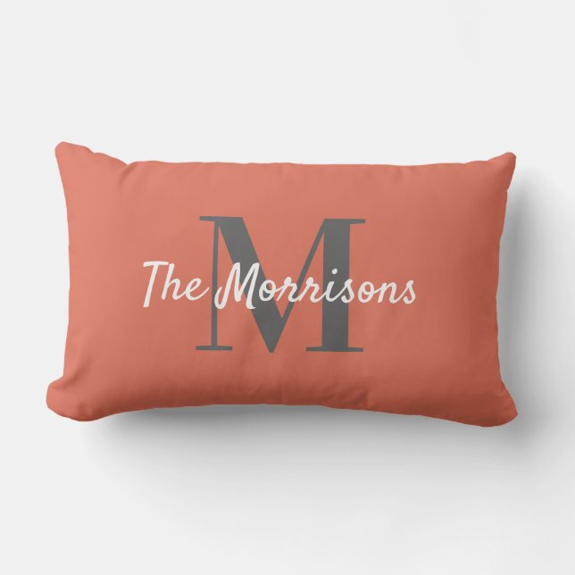 Big Family Namn Monogram Solid Terracotta Lumbarkudde (Framsida)