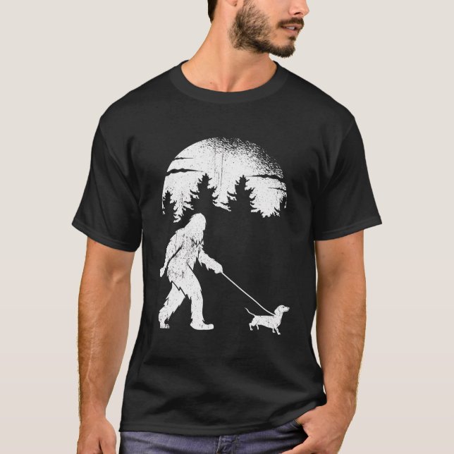 Big Foot Dachshund Walking Master Älskarinna Hund T Shirt (Framsida)
