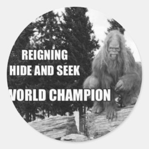 Big Foot , Sasquatch Gömmer och söker efter design Runt Klistermärke