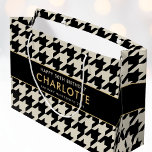 Big Houndstooth Birthday a 50th off-white<br><div class="desc">Höj din gåva ge och lägg till lite elegans med den här klassiska tryckpresentpåsen. En chic som innehåller ikonen Houndstooth mönster och personlig med mottagarens namn, födelsedagsålder och datum eller anpassningsbar. Den här mallen för snyggt har fullständig anpassade och kan anpassas för olika firande, inklusive födelsedagar, årsdagar, Mors dag, helgdagar...</div>