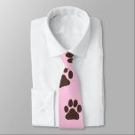 Big Hund Tass avtryck Novelty Hund älskare Neck Ti Slips<br><div class="desc">Den här hund-halsen gör en roligt till hund pappor! Stor brun tass avtryck på rosa. Gör en söt novelty för Fars dag eller bara för roligt för hundälskare.</div>