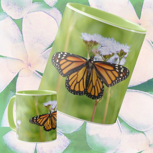 Big Monarch Butterfly på Wildblommor Nature Mugg (Monarch Butterfly on Wildflowers Art Mug.)