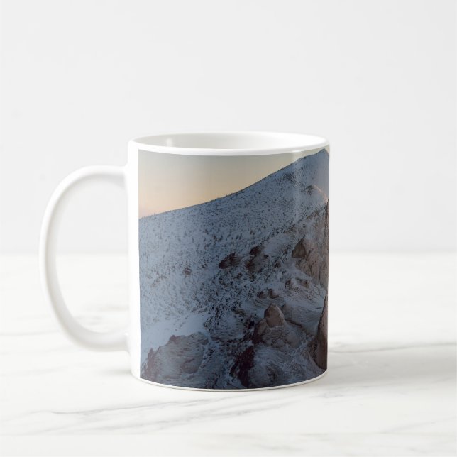 BIG ROCK FORMATIONS COVERED WITH SNOW KAFFEMUGG (Vänster)