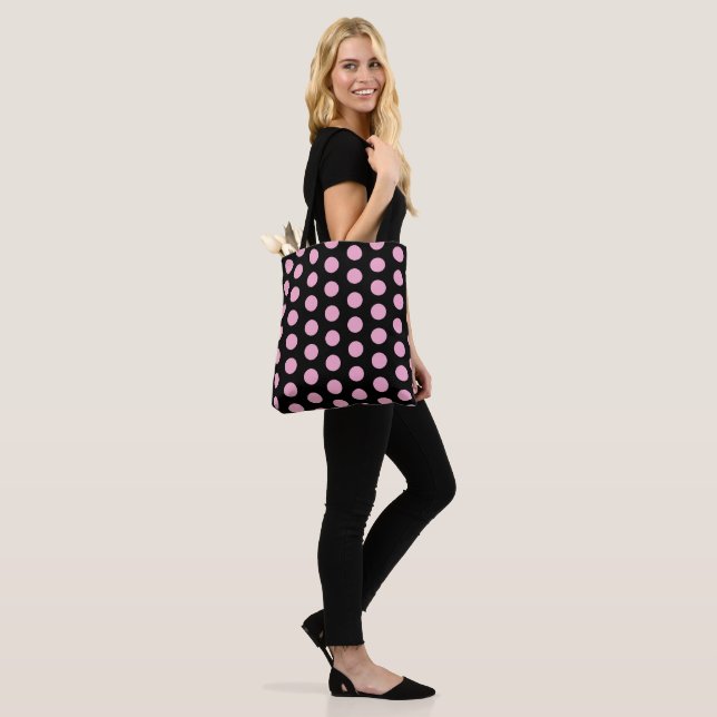 Big Rosa Polka dots på Black Tygkasse (På modell)
