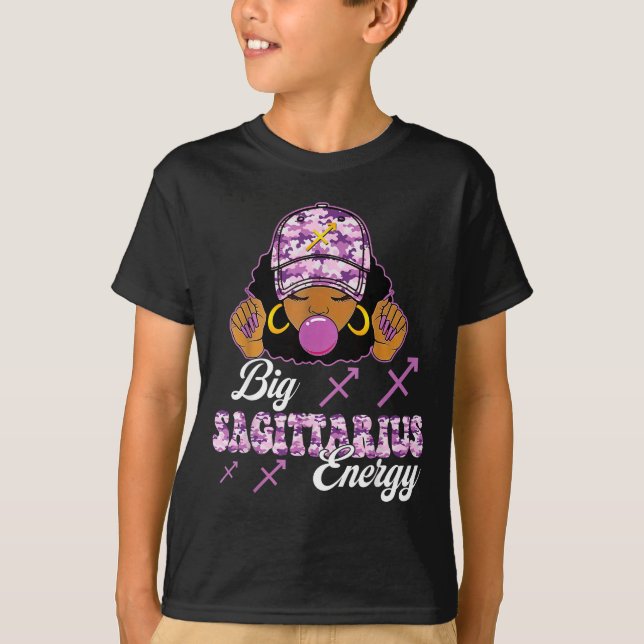 Big Sagittarius Energy Afro Girl With Purple Camou T Shirt (Framsida)