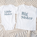 Big Sister | Dusty Blue Matching Syskon-familjen T Shirt<br><div class="desc">personlig med stor anpassningsbar i trendigets moderna teckensnitt. Perfekt för ett gravid-meddelande eller en gåva till äldre syskon när nyfödd bebis kommer! Använda designen verktyg om du vill redigera färg eller lägga till egen text och egna foton för att skapa en av anpassningsbarnas t-shirt-design. Välj bland en mängd olika t-shirts,...</div>